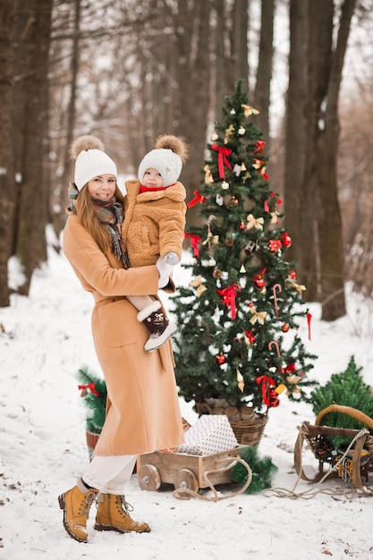 Familien-Weihnachtsfoto mit geschmücktem Weihnachtsbaum in der Natur 3542