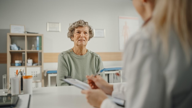 Familienärztin schreibt medizinische Probleme älterer Frauen während einer Konsultation in einer Gesundheitsklinik auf. Arzt in Laborkleidung verschreibt älteren Patienten Medikamente im Krankenhaus.