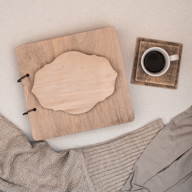 Familienalbum mit Holzdeckel. Platz kopieren. Herbst-Konzept Kaffee