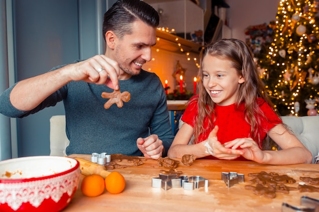 Familienbacken-Lebkuchenplätzchen auf Weihnachtsferien