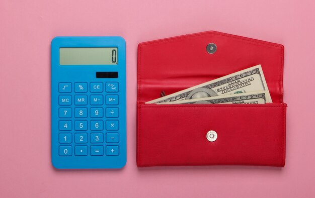 Familienbudget verwalten. Einkaufskosten. Blauer Taschenrechner und rote Lederbrieftasche mit Dollarnoten auf rosa Pastelloberfläche. Draufsicht