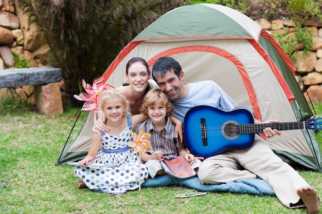 Familiencamping und Gitarre spielen