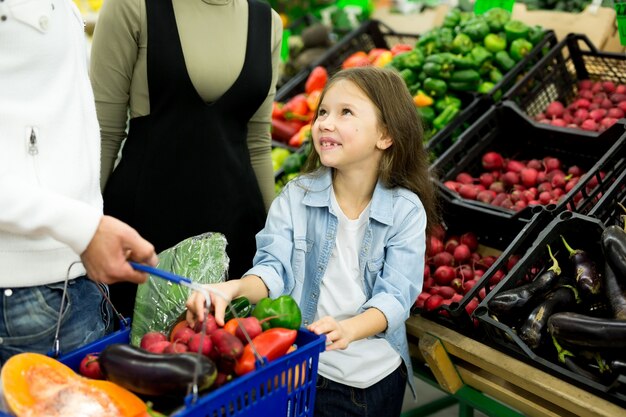 Familieneinkauf in einem Supermarkt