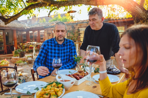 Familienessen im Freien