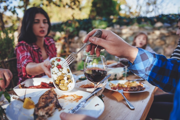 Familienessen im Freien