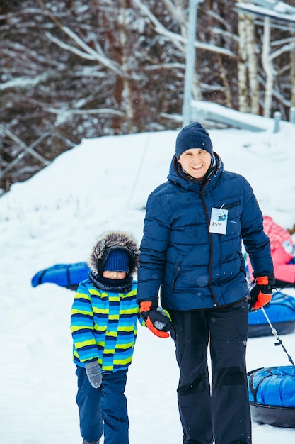 Familienfahrt durch schneebedeckten Hügel mit Schneeröhre