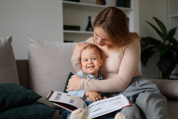 Foto familienfeier kind in seinen ersten lebensjahren