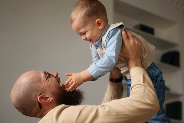 Foto familienfeier kind in seinen ersten lebensjahren