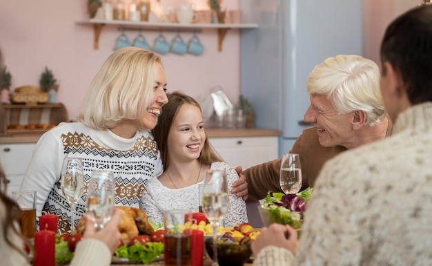 Familienfeier weihnachten zu hause