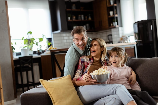 Familienfilmabend mit aufregenden Szenen zu Hause