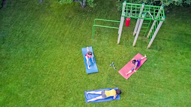 Familienfitness und Sport im Freien Gruppe aktiver Mädchen, die im Park trainieren, Frauen trainieren