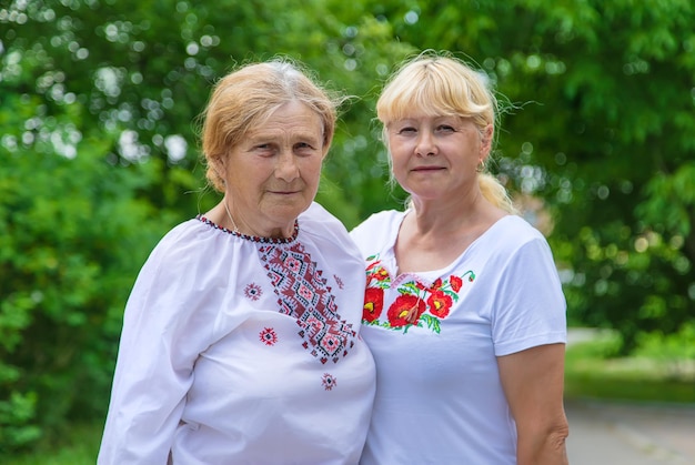 Familienfoto einer ukrainischen Frau in bestickten Hemden Selektiver Fokus