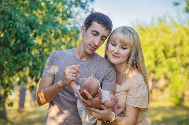 Familienfoto mit einem Neugeborenen. Selektiver Fokus. Menschen.