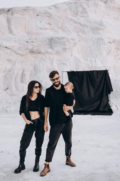 Familienfotoshooting in der Natur Konzept der glücklichen Kindheit für Kinder Probleme und Schwierigkeiten bei der Kindererziehung und die Freude an der Fürsorge und Elternschaft für eine junge Familie