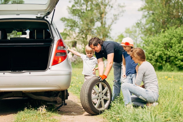 Familienfreundlicher Reifenwechsel am Auto