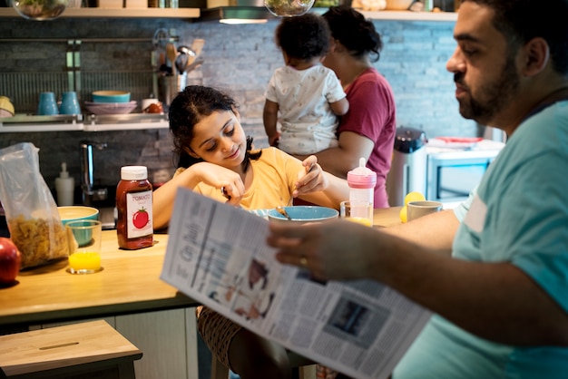 Familienfrühstück am Esstisch zusammen