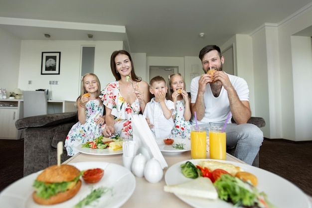 Familienfrühstück im Hotel