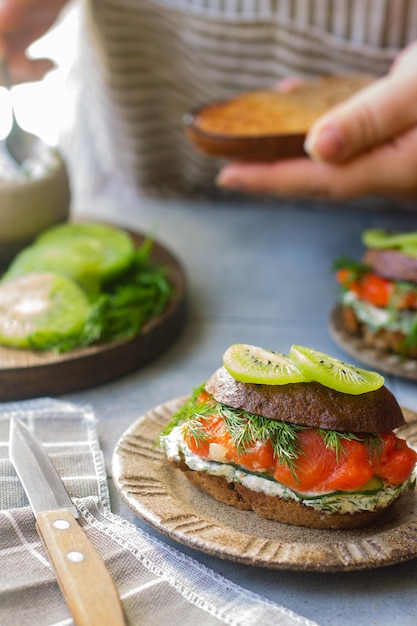 Familienfrühstück mit Sandwiches Hüttenkäse und Gemüse