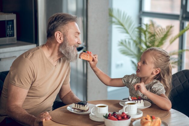 Familienfrühstück. Papa und seine Tochter frühstücken gemeinsam zu Hause