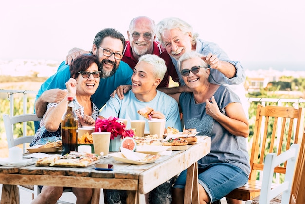 Familiengenerationen genießen und feiern mit Spaß alle zusammen lachen und lächeln posieren für ein Bild im Freien zu Hause