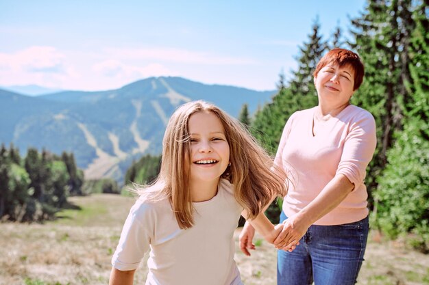 familiengroßmutter und mutter in den bergen reisen gerne