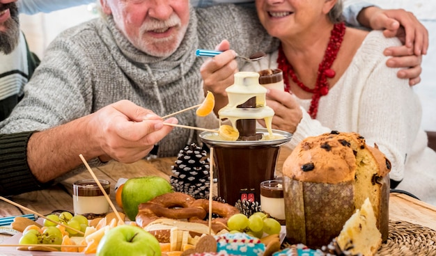 Familiengruppen genießen in der Weihnachtszeit zusammen zu Mittag?