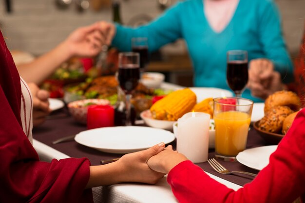 Familienhändchenhalten auf Erntedankereignis