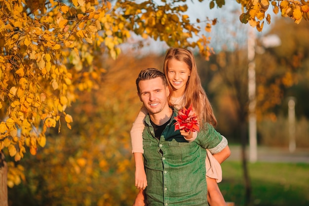 Familienherbstwochenende. Junger Vater und seine kleine Tochter zusammen im Herbstpark