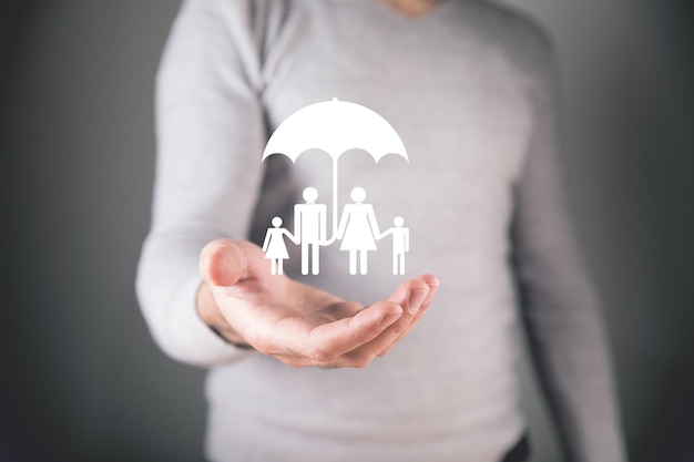 Familienikone mit Regenschirm Familienschutz Mann, der in seiner Hand hält