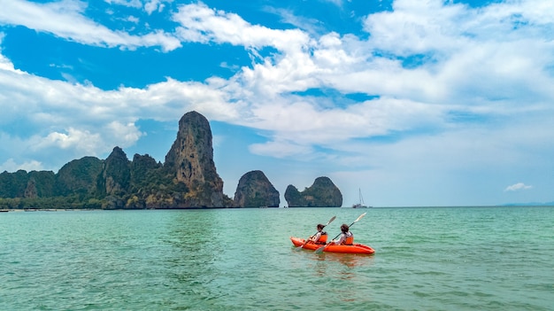 Familienkajakfahren im Meer, Mutter und Tochter, die im Kajak auf tropischer Seekanutour nahe Inseln paddeln, Spaß haben, aktiven Urlaub mit Kindern in Thailand, Krabi