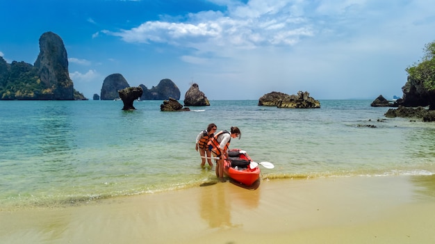 Familienkajakfahren, Mutter und Tochter, die im Kajak auf tropischer Seekanutour nahe Inseln paddeln, Spaß haben, aktiven Urlaub mit Kindern in Thailand, Krabi