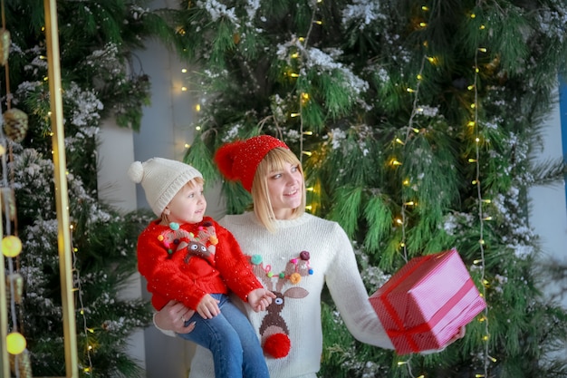 Familienkind und Eltern Lächeln auf dem Hintergrund der Weihnachtsdekoration