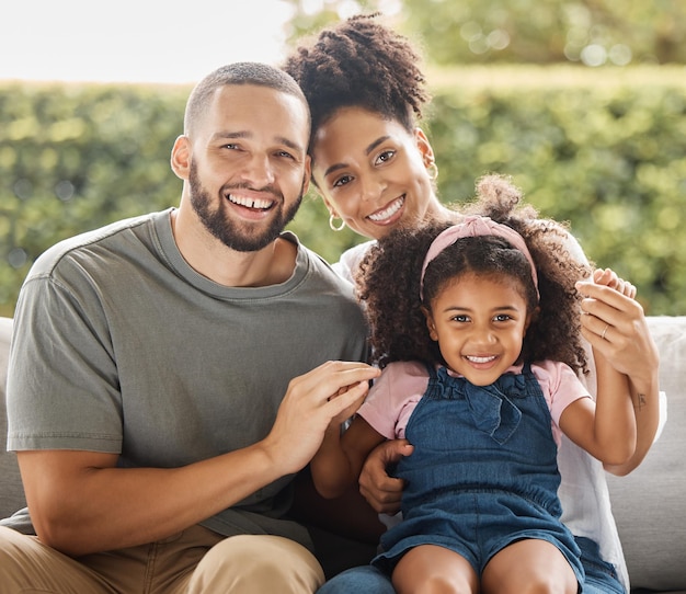 Familienkinder und Liebe mit einem Mädchen, Mutter und Vater draußen in der Sommersonne, um gemeinsam im Garten zu entspannen Kinder, Eltern und Zuneigung mit einem Mann, einer Frau und einer Tochter im Hinterhof