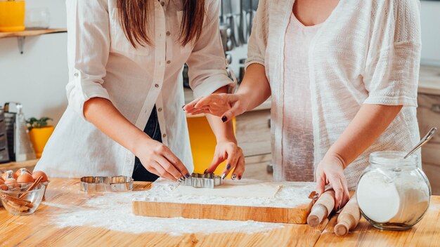 Familienkochen und Kommunikation in der Küche. Mutter und Tochter zusammen