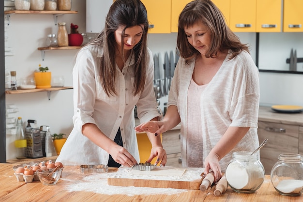 Familienkochen und Kommunikation in der Küche. Mutter und Tochter zusammen