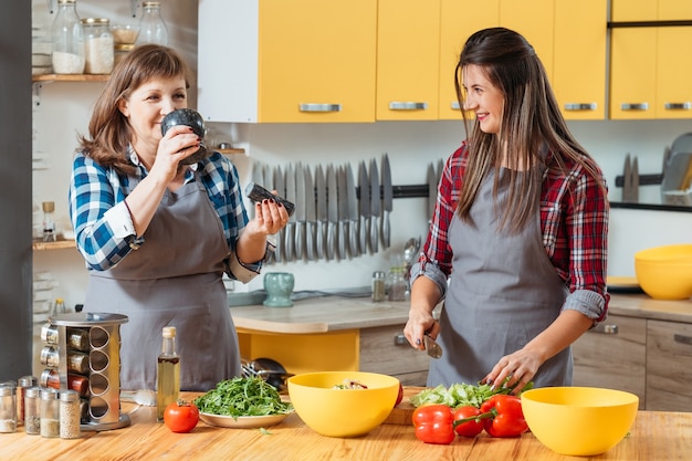 Familienkochen und Kommunikation in der Küche. Mutter und Tochter zusammen