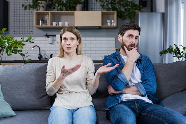 Familienkonflikt Junges Paar Familie Mann und Frau auf einem Empfang beim Psychologen Sitzen auf der Couch sprechen Geste diskutieren streiten