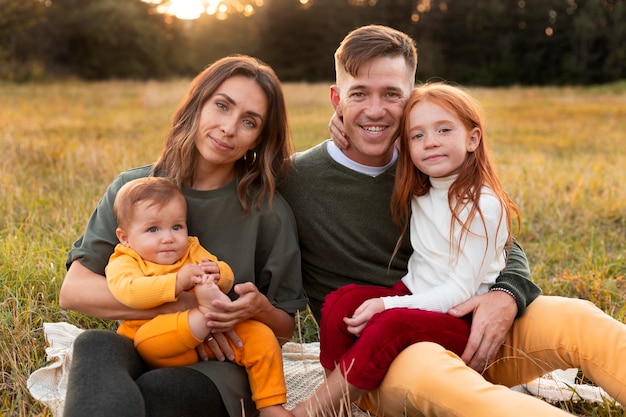 Familienleben im Freien in der Herbstzeit