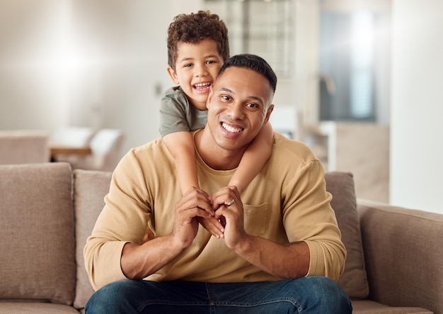Familienliebe und Vertrauen mit einem Vater und Sohn, die auf einem Sofa im Wohnzimmer ihres Hauses sitzen, während sie sich verbinden Kinderporträt und Lächeln mit einem jungen Mann und einem Jungen in einem Haus, um sich zu entspannen