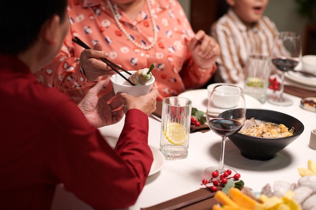 Familienmitglieder essen traditionelle Gerichte