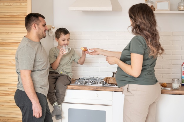 Familienmorgen beim Frühstück in der Küche