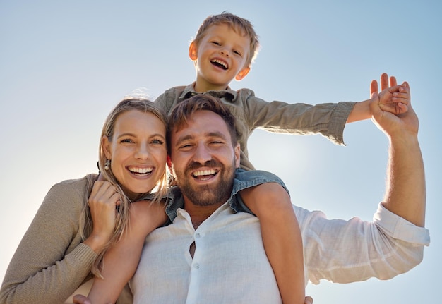 Foto familienmutter und -vater mit kind für den urlaub und glücklich zusammen im freien porträt mama und papa mit kind für hochwertige zeitreisen und bindung, liebevoller carry boy und viel spaß