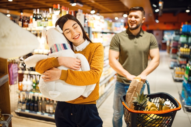 Familienpaar im Lebensmittelgeschäft, Konsumismus