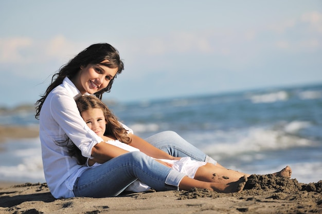 Familienporträt der jungen schönen Mutter und Tochter am Strand