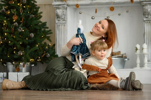 Familienporträt, glückliche Mutter und Tochter zur Weihnachtszeit