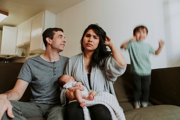 Familienportrait eines verärgerten jungen Paares