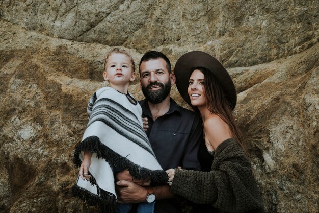 Familienportrait mit einem großen Felsenhintergrund