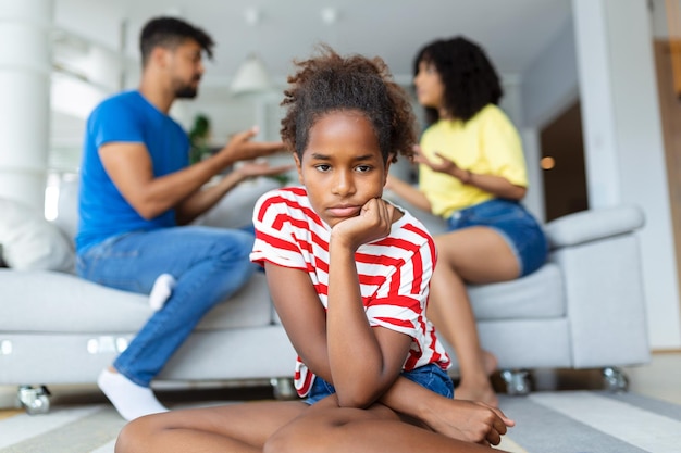 Familienprobleme Konzept Vater und Mutter streiten sich im Haus, so dass sich Kinder schlecht fühlen