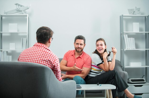 Familienpsychologe Psychotherapie mit einem jungen Ehepaar Paar, das dem Psychologen über Ehe-Familienprobleme erzählt