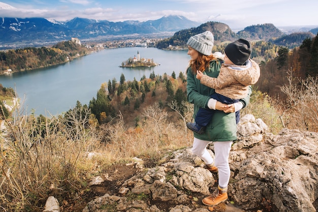 Familienreisen Europa Mutter mit Sohn mit Blick auf den Bleder See Herbst oder Winter in Slowenien Europa